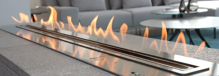 Moderner Kamin mit Flammen